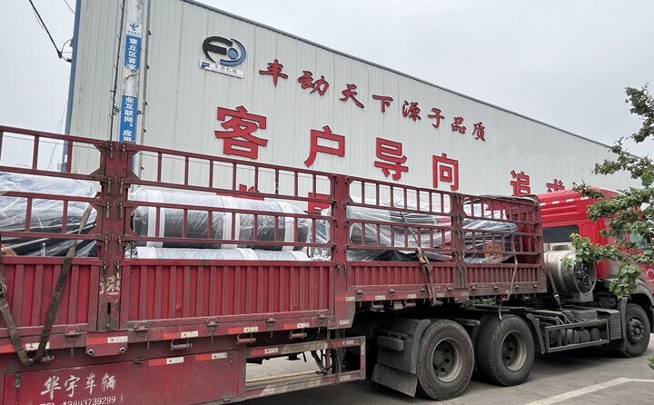 負(fù)責(zé)發(fā)貨的同事核實好產(chǎn)品名稱、規(guī)格和數(shù)量，進(jìn)行了嚴(yán)格把關(guān)，與貨運公司核對好物流信息。大家通力協(xié)作，有條不絮地將風(fēng)機(jī)穩(wěn)穩(wěn)地裝在大貨車上，確保運輸過程中貨物穩(wěn)定安全。