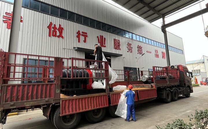 負(fù)責(zé)發(fā)貨的同事核實好產(chǎn)品名稱、規(guī)格和數(shù)量，進(jìn)行了嚴(yán)格把關(guān)，與貨運公司核對好物流信息。大家通力協(xié)作，有條不絮地將風(fēng)機(jī)穩(wěn)穩(wěn)地裝在大貨車上，確保運輸過程中貨物穩(wěn)定安全。