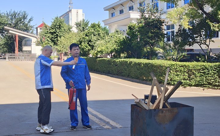 首先消防安全員對(duì)消防器材如何使用進(jìn)行細(xì)致講解，并現(xiàn)場(chǎng)演示。