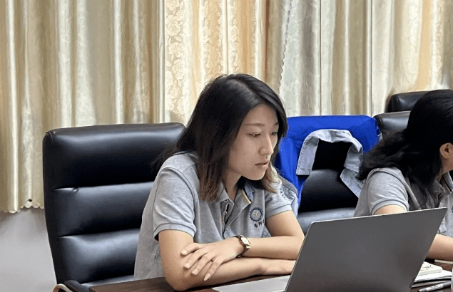 風(fēng)雨同舟2023年已經(jīng)走過了春夏，回望過去我們在挫折中不斷成長，在磨練中不斷進(jìn)步。國慶的假期仿佛還未走完，多數(shù)人還沉浸在休閑的時光，豐源已經(jīng)開始了新的征程。2023年10月6日，章丘豐源機(jī)械組織優(yōu)秀業(yè)務(wù)代表開展十一銷售座談會。本次會議與以往不同，更多的是分享，是學(xué)習(xí)。 會議紀(jì)律宣導(dǎo)完畢之后，由營銷部長盧玉麗做豐源營銷部報告，對2023年前三季度的銷售狀況進(jìn)行總結(jié)分析。 作為豐源銷售員，我們的與眾不同之處除擁有專業(yè)的業(yè)務(wù)技能外，還需德才兼?zhèn)洹ＸS源優(yōu)秀業(yè)務(wù)代表與大家分享了自己1-9月份的業(yè)務(wù)開發(fā)心得，并對四季度工作開展進(jìn)行規(guī)劃。 大家一起對行業(yè)案例進(jìn)行分析，討論行業(yè)開發(fā)的策略，旨在深入了解客戶需求后，給不同行業(yè)客戶提供專業(yè)解決方案，與客戶一起成長。 孫寧波總經(jīng)理為簽單、回款銷售冠軍進(jìn)行頒獎 營銷部長盧玉麗公布10-12月份激勵政策 孫寧波總經(jīng)理最后講到，活到老學(xué)到老，學(xué)到老干到老。學(xué)習(xí)的時間總是短暫，但我們不曾缺少機(jī)會。鼓勵大家用知識的力量武裝自己，轉(zhuǎn)變思想觀念，輕裝上陣，努力完成全年公司目標(biāo)。